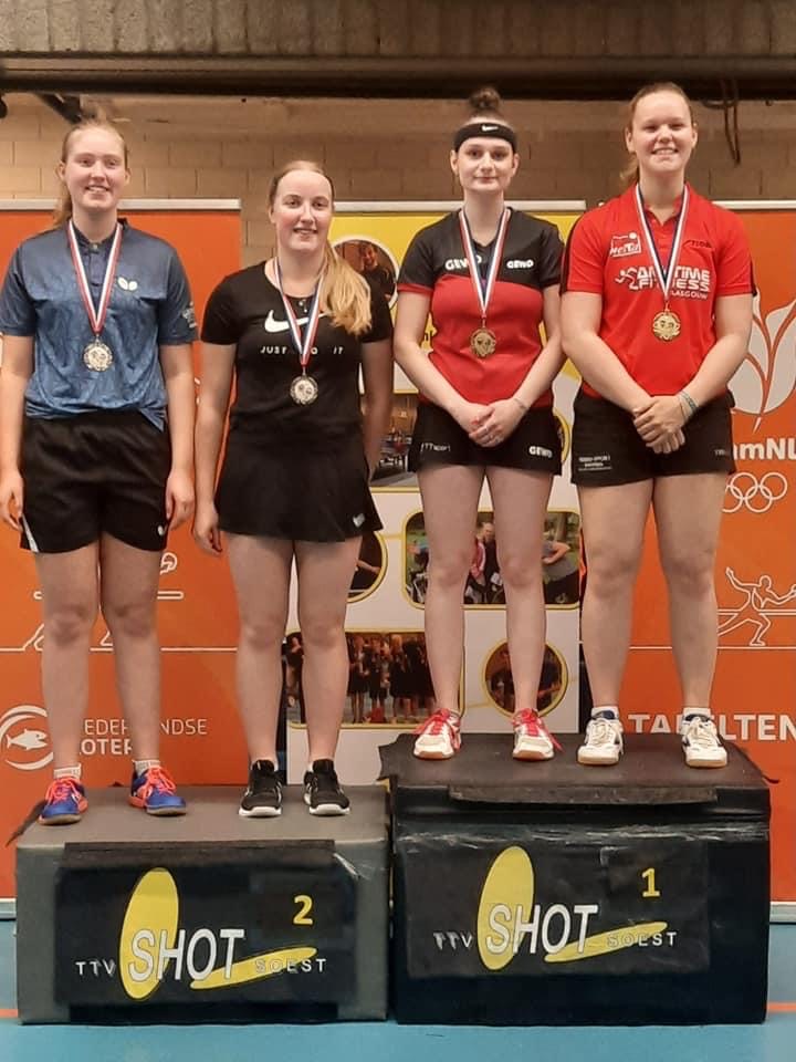 Anouk van den Boom Nederlands Kampioen enkel- en dubbelspel onder 19